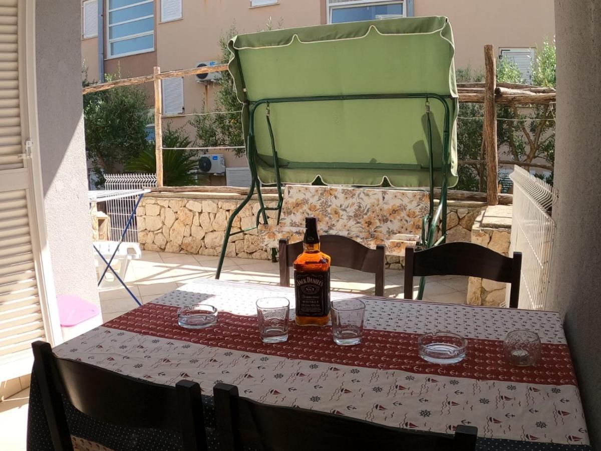 Apartment Dilba Novalja Bagian luar foto