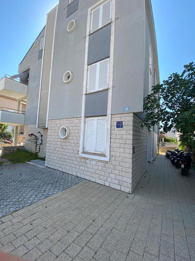 Apartment Dilba Novalja Bagian luar foto